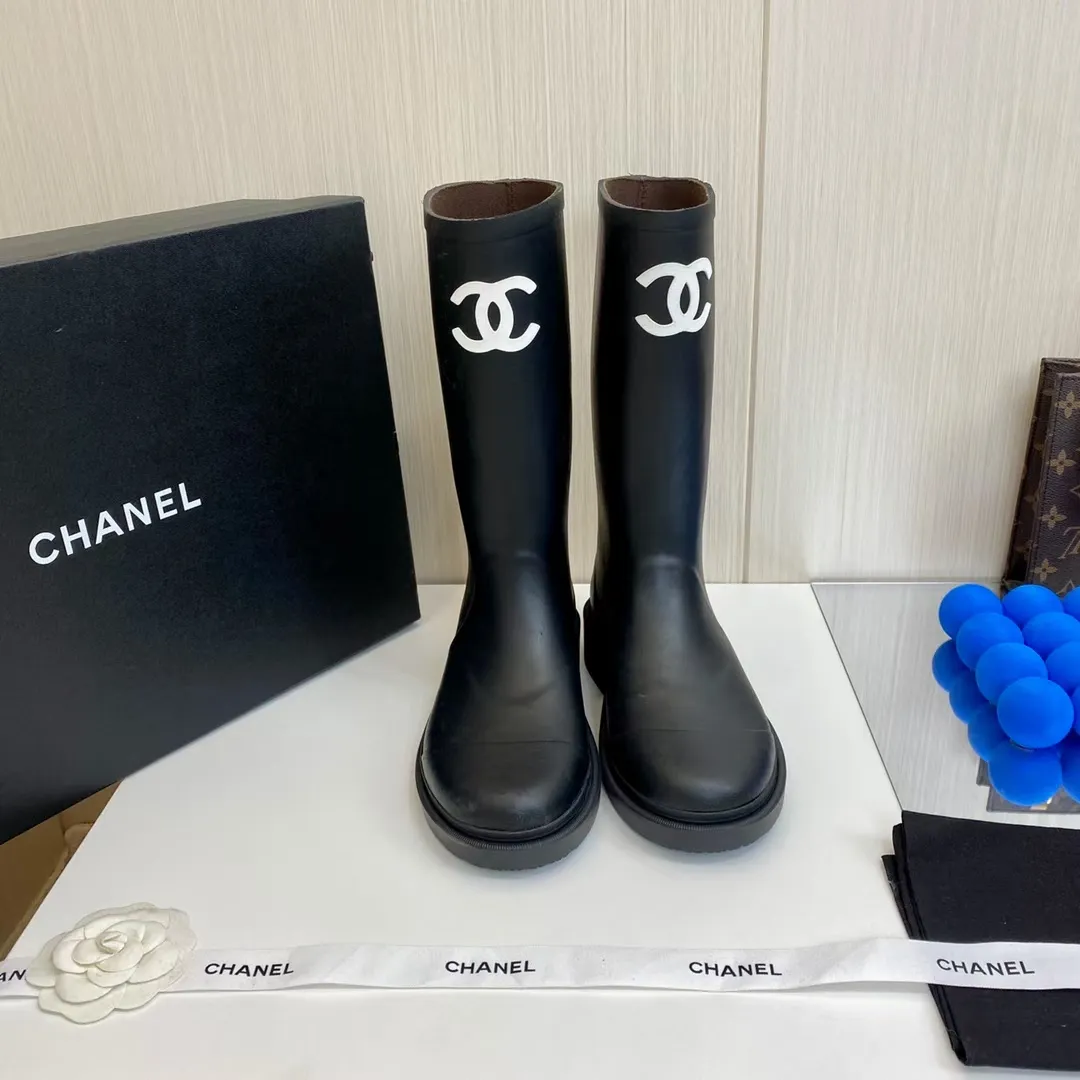 👟👟Ex-factory price 460👟👟 Women's Shoes Factory Women's Shoes Women's Clothing Women's CH Rain Boots CHANEL Chanel 22vs Summer Internet Celebrity Popular Rain Boot Series [Colorful Hot One-piece Rain Boots] I bought a pair of rain boots that are very good-looking this season. They are limited to single digits in domestic counters. You can’t get them unless you are Vic. I am so lucky. I really love these rain boots. I love them so much. The upper feet are soft and waxy. They are so comfortable. With these boots, whether you have O-shaped legs, Purchased at counter for 7800! ! ! Exclusive mold opening and customization on the entire network, after one month of adjustment to restore the genuine grade, counter inspection level, only genuine grade! ! Flash sale on all products on the market! ! Fabric: Original open mold T👟👟Ex-factory price U one-piece molding Inner: Original customized imported Lycra injection molding Feet: Original injection molding pad Packing: Original packaging Code number: 35-41 ☀Color: 5 colors produced simultaneously on the official website